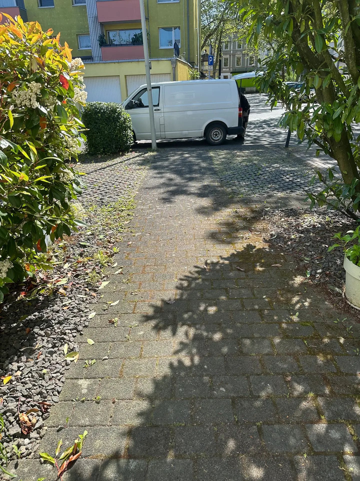 RheinKontur Transporter am Einsatzort bei der Gehweg- und Flächenreinigung in Bonn